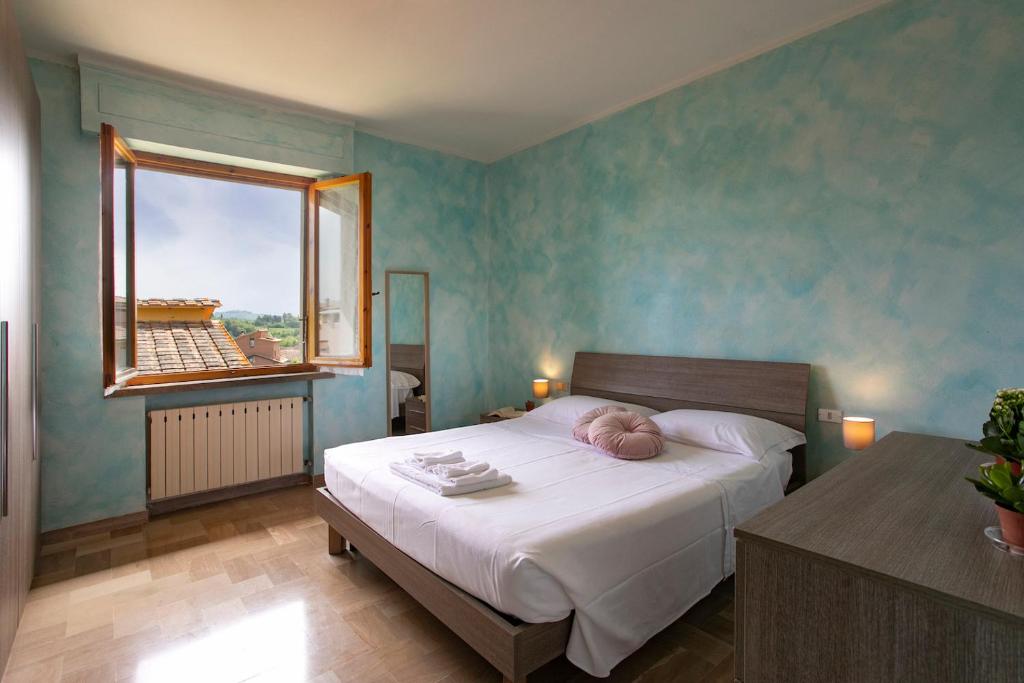 1 dormitorio con cama blanca y ventana en AM apartment, en Pianella