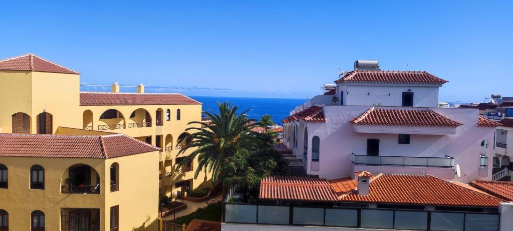 uitzicht op de daken van gebouwen en de oceaan bij Sommer Sonnenhaus in Santa Cruz de Tenerife