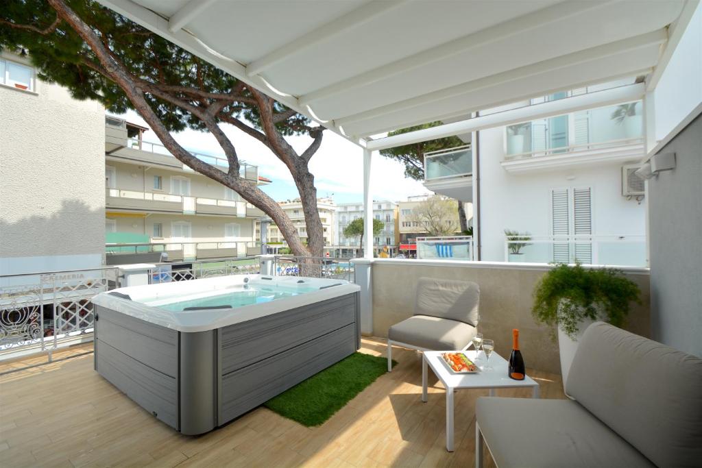 bañera de hidromasaje en el balcón de un edificio en Prime Blue Suite - Appartamenti con jacuzzi privata, en Riccione