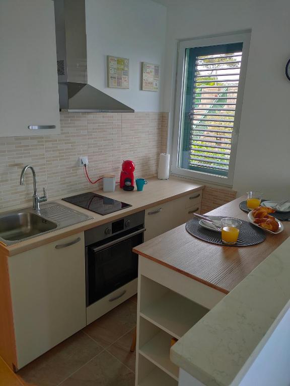 Kuchyň nebo kuchyňský kout v ubytování Apartments Blueness