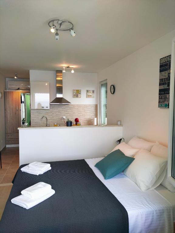 Postel nebo postele na pokoji v ubytování Apartments Blueness