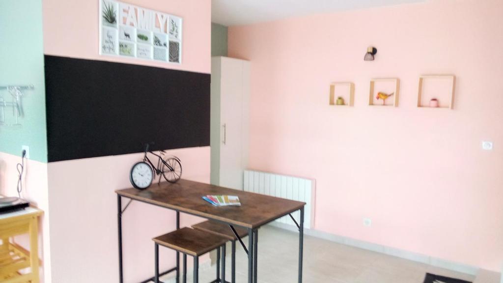 Televízia a/alebo spoločenská miestnosť v ubytovaní APPARTEMENT