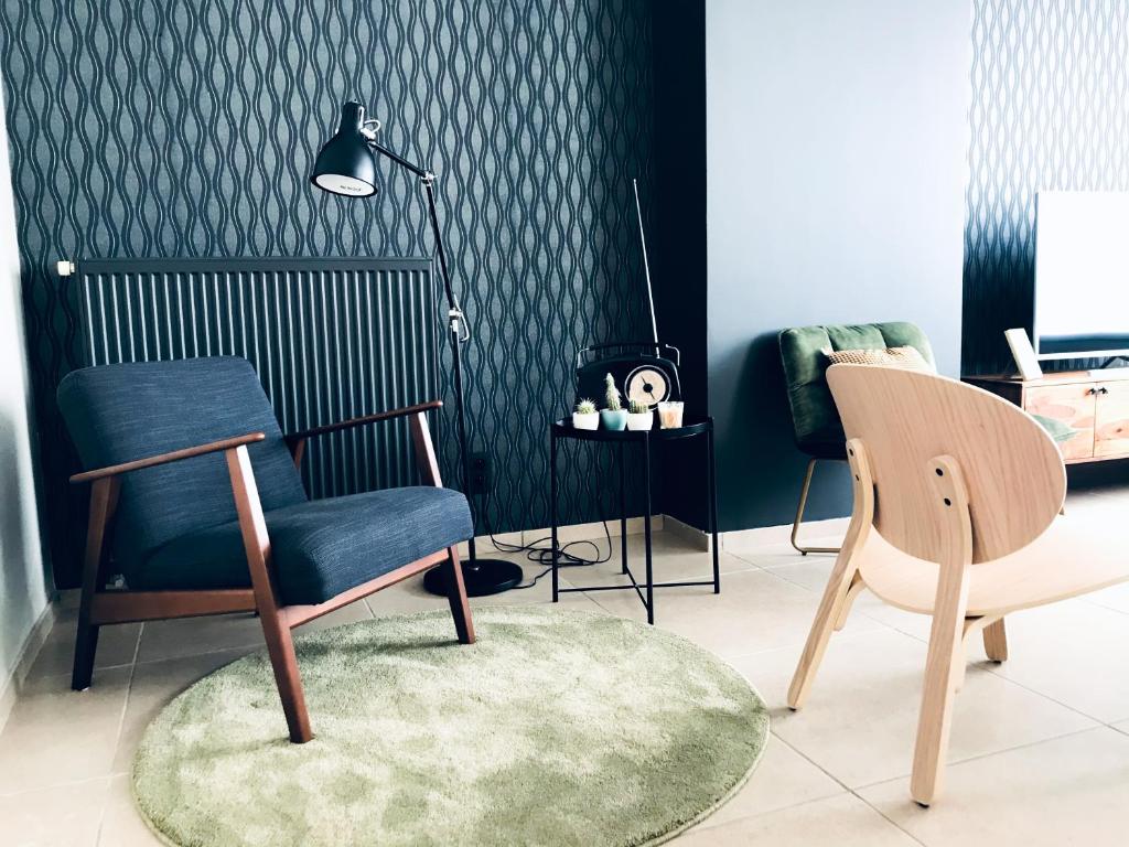 een woonkamer met een stoel en een tafel bij Maison Remy in Ieper