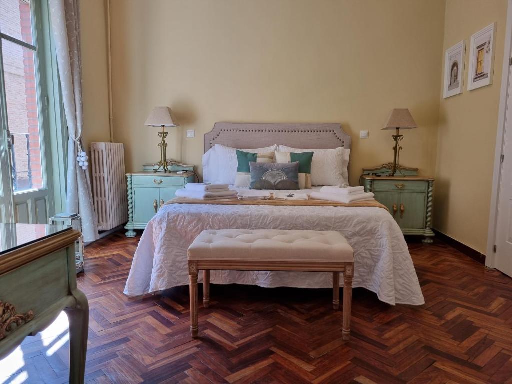 1 dormitorio con 1 cama grande y suelo de madera en Casa de Lorca en Alcalá de Henares
