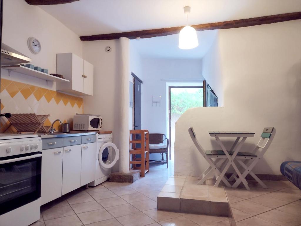 een keuken met een fornuis en een tafel erin bij Studio Genêt Verdon Provence in Riez
