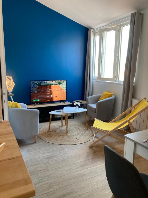 Televízia a/alebo spoločenská miestnosť v ubytovaní La Rochelle Gabut Vieux Port superbe emplacement