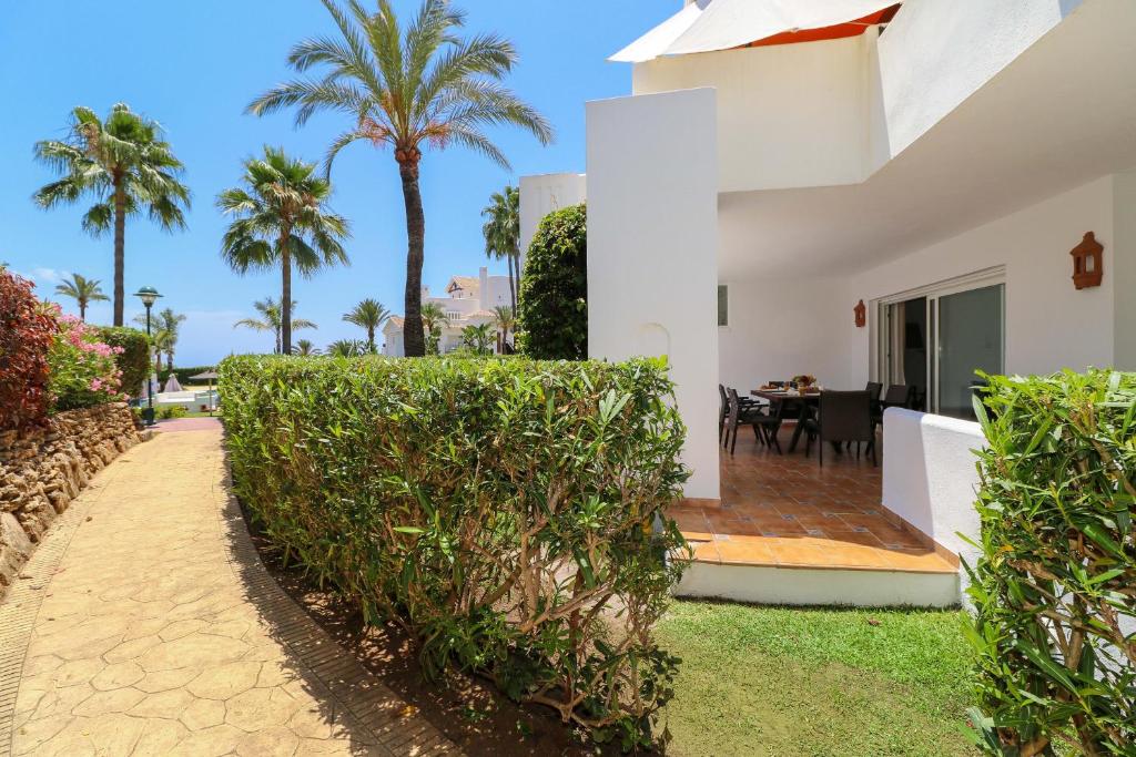Ogród w obiekcie Family apartment with garden- Los Monteros Palm Beach