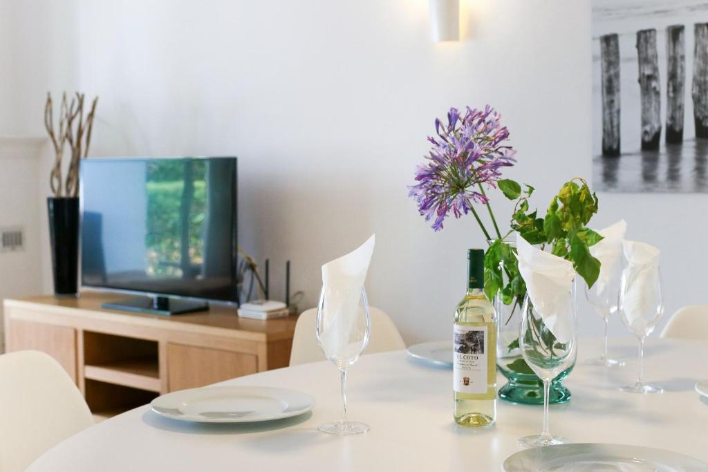 Telewizja i/lub zestaw kina domowego w obiekcie Family apartment with garden- Los Monteros Palm Beach