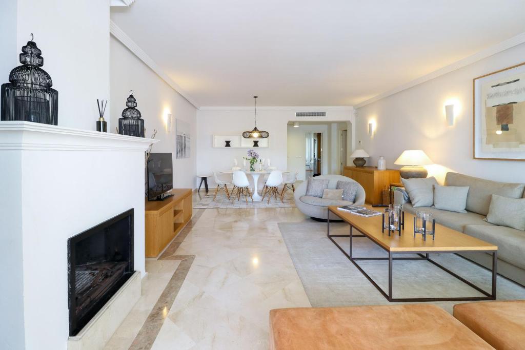 Część wypoczynkowa w obiekcie Family apartment with garden- Los Monteros Palm Beach