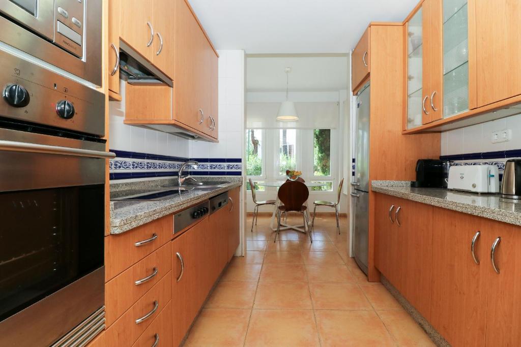Kuchnia lub aneks kuchenny w obiekcie Family apartment with garden- Los Monteros Palm Beach