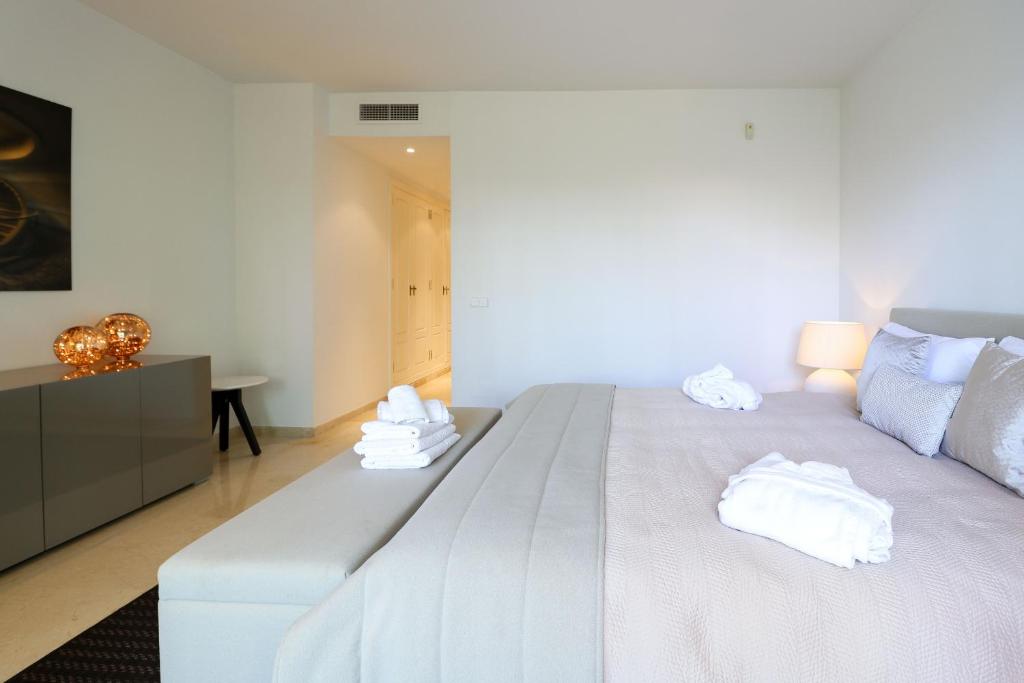 Łóżko lub łóżka w pokoju w obiekcie Family apartment with garden- Los Monteros Palm Beach