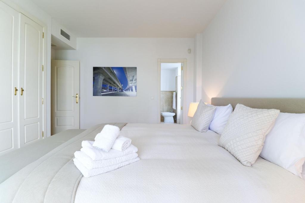 Łóżko lub łóżka w pokoju w obiekcie Family apartment with garden- Los Monteros Palm Beach