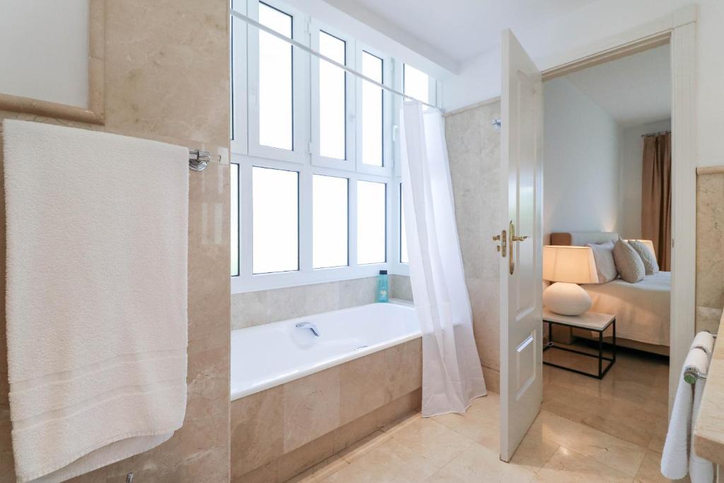 Łóżko lub łóżka w pokoju w obiekcie Family apartment with garden- Los Monteros Palm Beach
