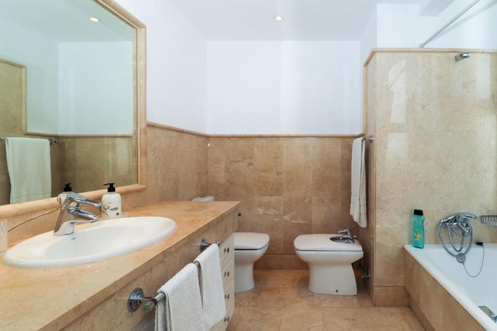 Łazienka w obiekcie Family apartment with garden- Los Monteros Palm Beach