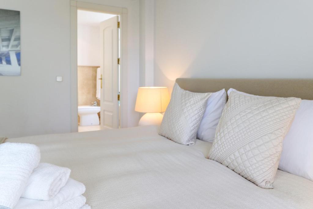 Łóżko lub łóżka w pokoju w obiekcie Family apartment with garden- Los Monteros Palm Beach