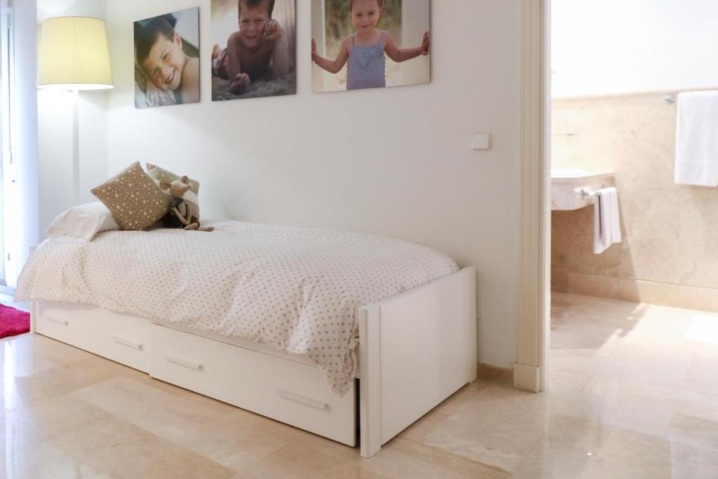 Łóżko lub łóżka w pokoju w obiekcie Family apartment with garden- Los Monteros Palm Beach