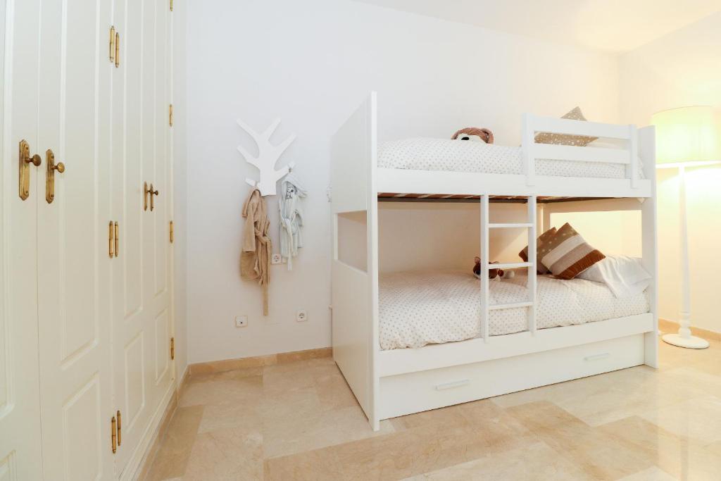 Łóżko lub łóżka w pokoju w obiekcie Family apartment with garden- Los Monteros Palm Beach