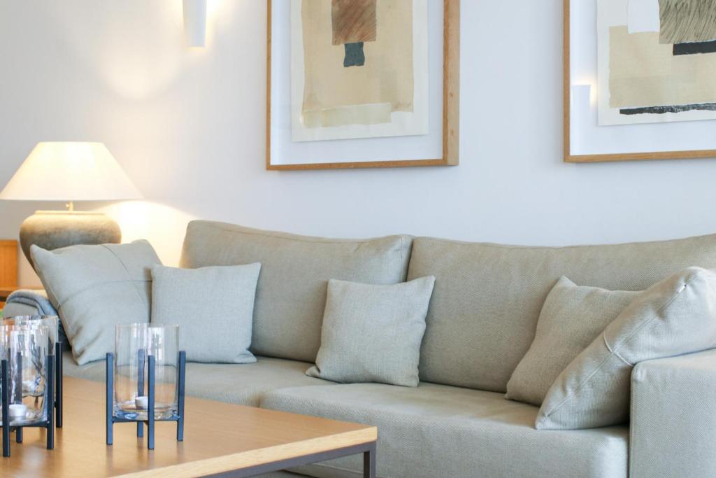 Część wypoczynkowa w obiekcie Family apartment with garden- Los Monteros Palm Beach