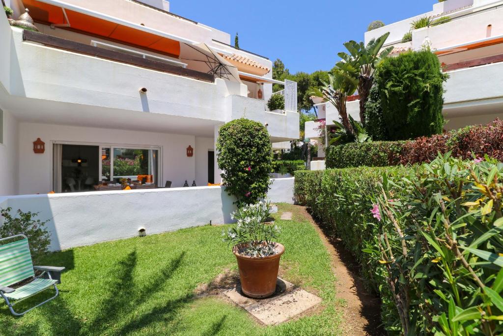 Ogród w obiekcie Family apartment with garden- Los Monteros Palm Beach