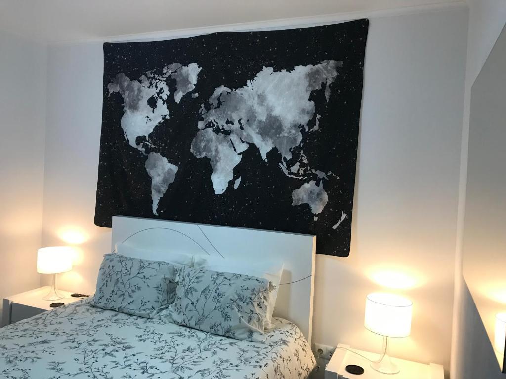ポンタ・デルガダにあるSweet Homeのベッドの上に世界地図を掲載したベッドルーム