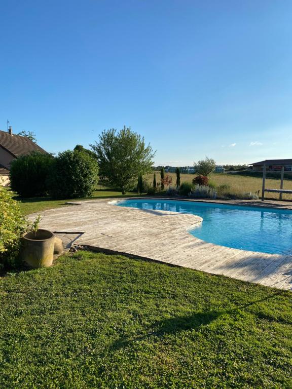 Bazén v ubytování Agréable chambre d’hôte calme avec piscine nebo v jeho okolí