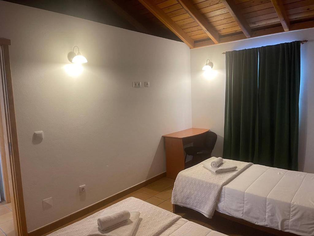 Postel nebo postele na pokoji v ubytování Casas do Verdelho