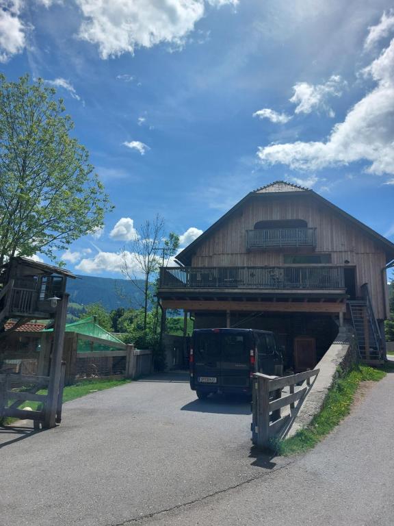 雷恩維格的住宿－Haus Zurrik，停在谷仓前的货车