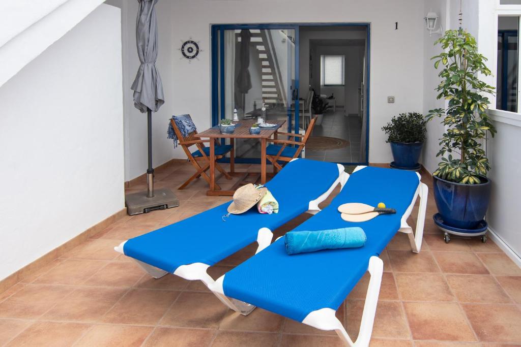 a living room with a blue couch and a table at Ocean apartment in Tías