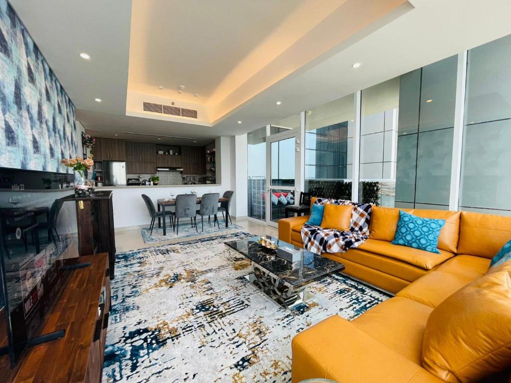 พื้นที่นั่งเล่นของ LUXURY 2 Bedroom Apartment in GATEWAY Residence