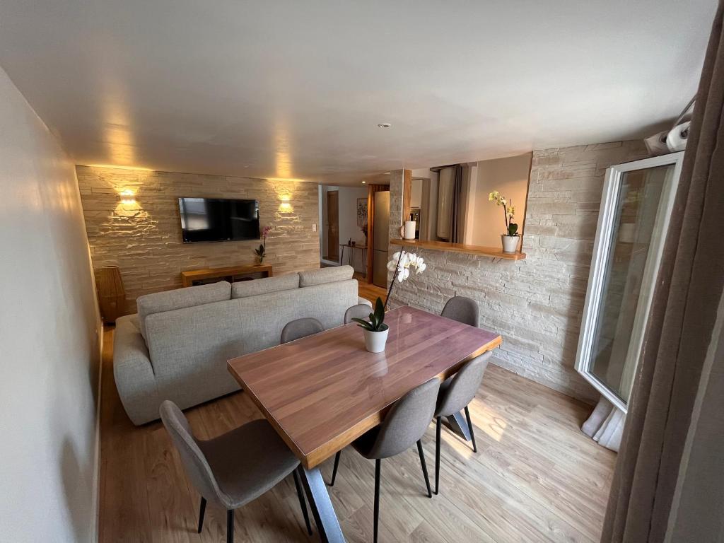 - un salon avec une table et un canapé dans l'établissement • Bel appartement - centre historique de Poitiers, à Poitiers