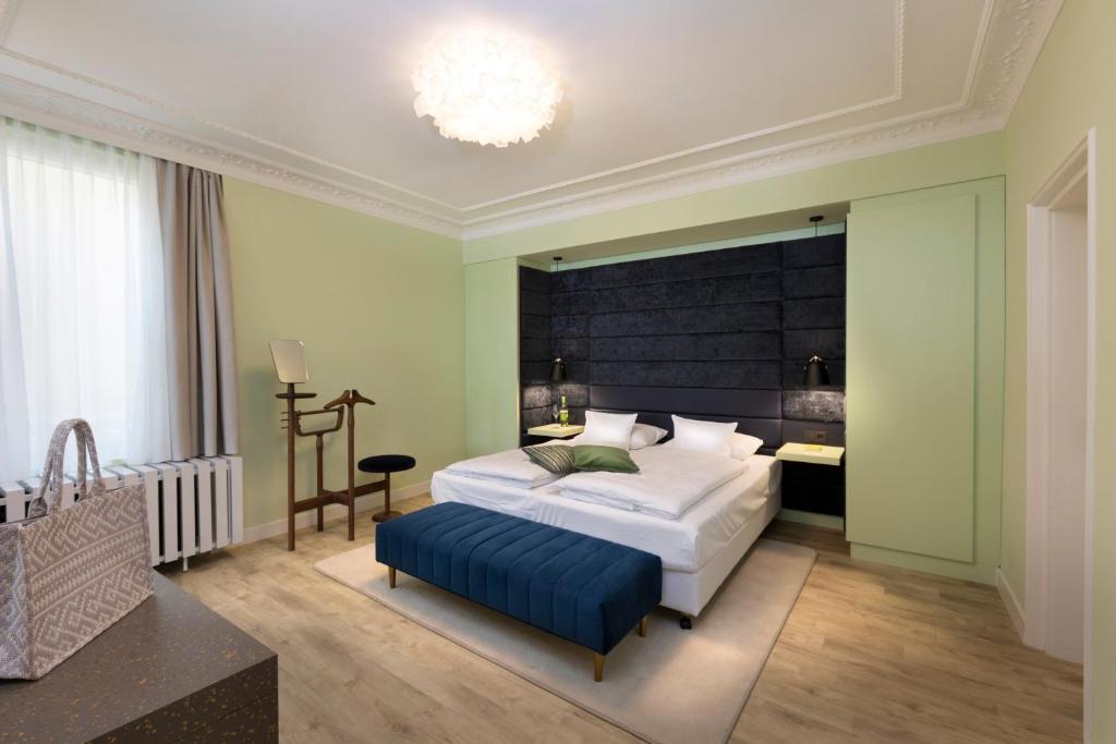 A bed or beds in a room at Hotel Krone ****S