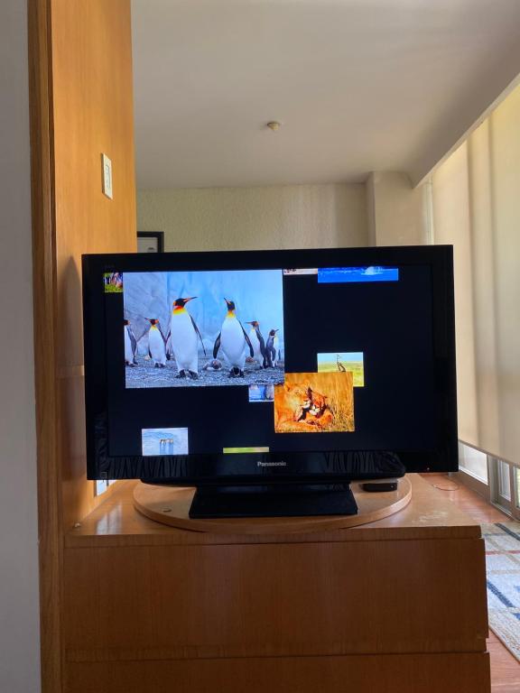 TV de pantalla plana en la parte superior de una mesa en Personal Suite, en Ciudad de México