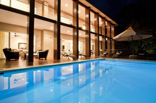 una gran piscina en un gran edificio en Villa Umdoni, en Pennington