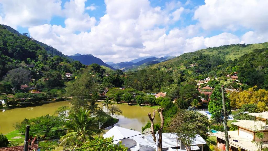 uma vista para um rio com montanhas ao fundo em Aventura & Tranquilidade em Secretário pertinho de Itaipava - Trilhas Mountain Bike - Passeios de Quadricilo e Cavalo - Cachoeira em Petrópolis