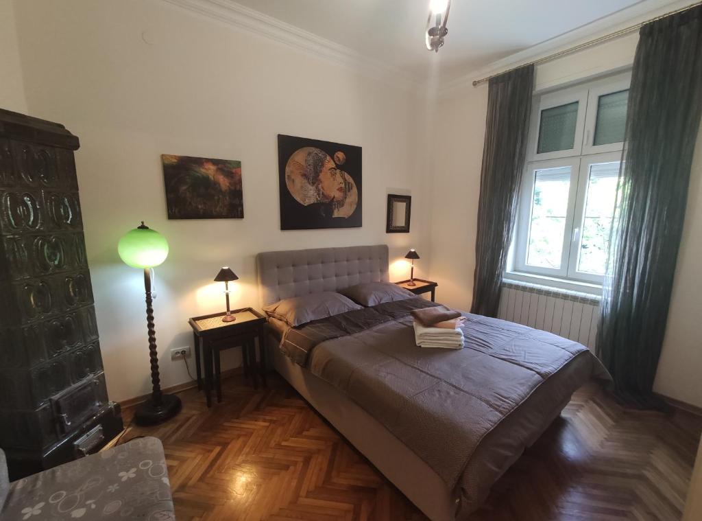 - une chambre avec un lit, deux lampes et une fenêtre dans l'établissement Skorpion, à Belgrade