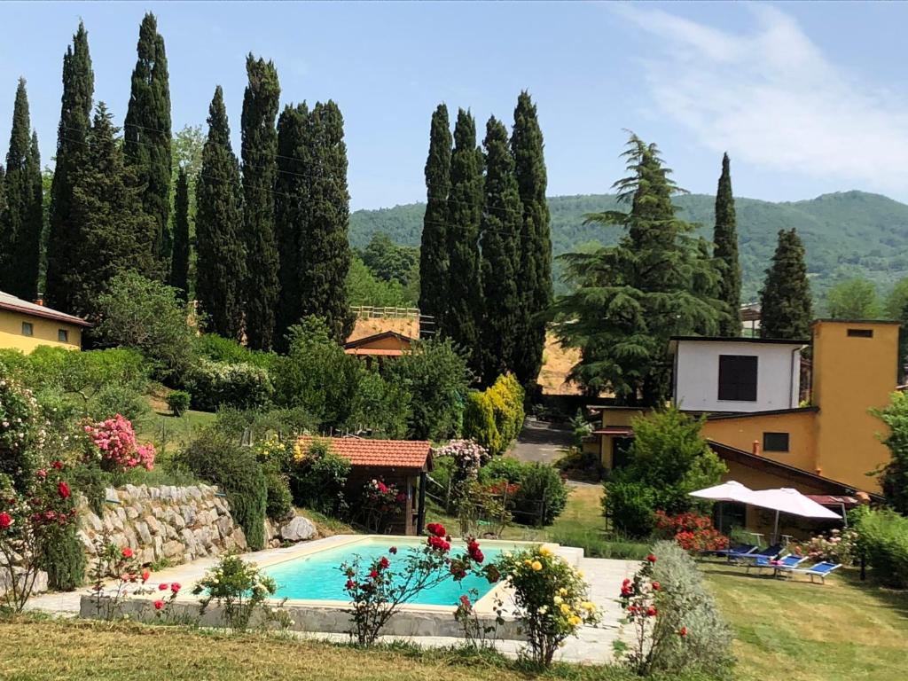 una piscina en un jardín con árboles en Podere La Piana, en Fivizzano