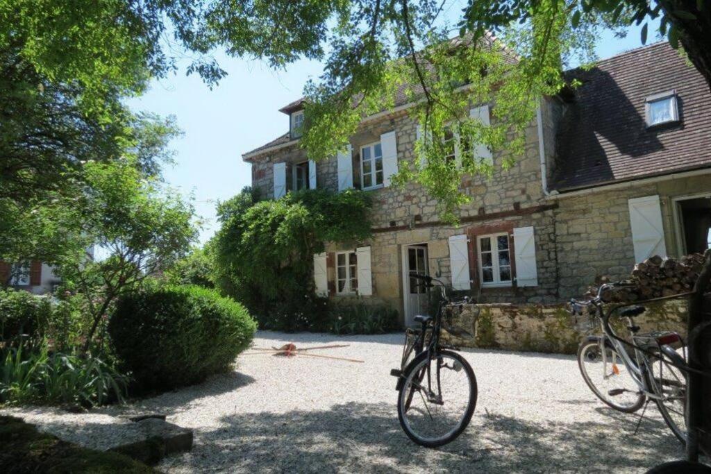 una bicicleta estacionada frente a un edificio en Presbytère de Chauffour-sur-Vell, en Chauffour-sur-Vell