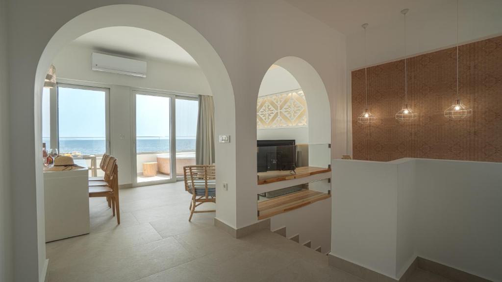 TV a/nebo společenská místnost v ubytování Sfakia Seaside luxury Suites