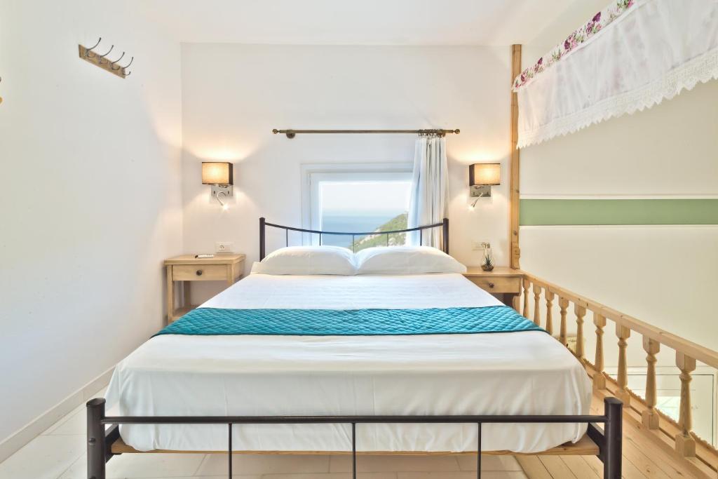 um quarto com uma cama grande e uma janela em Mountain & Sea Villa em Kyra Panagia