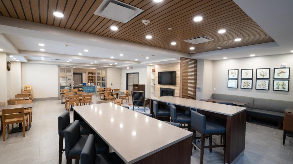 Country Inn & Suites by Radisson, State College Penn State Area , PA photo