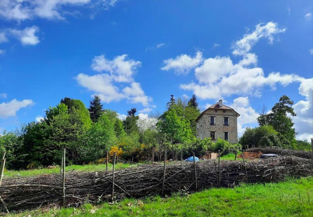 una vecchia casa in mezzo a un campo di Il était une fois a Saint-Yrieix-la-Perche