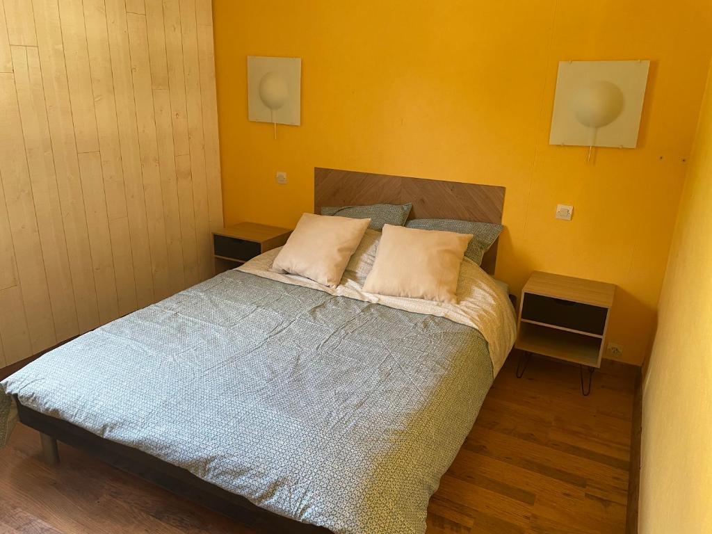 a bedroom with a bed with two pillows on it at Appartement spacieux et lumineux Calanques Sormiou in Marseille