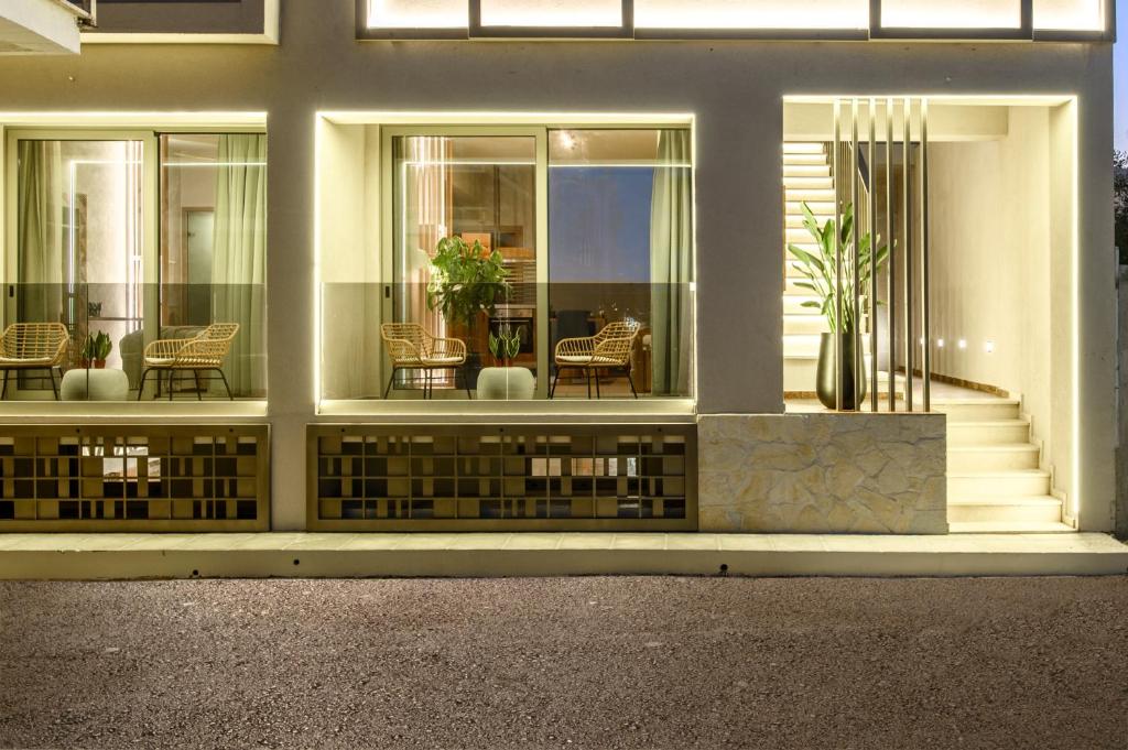 帕琉喬拉的住宿－Casbah Boutique Hotel，一座带桌椅的建筑的外墙