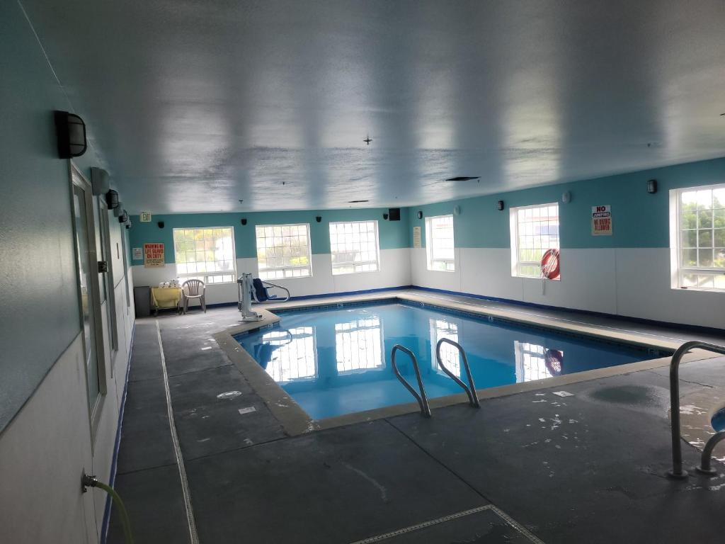 Bazén v ubytování Days Inn by Wyndham Ocean Shores nebo v jeho okolí