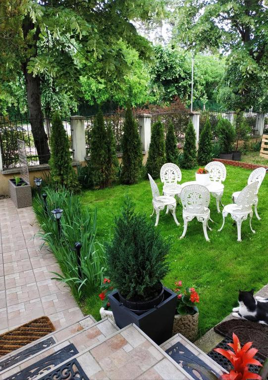 A garden outside Wagner Apartman Tata