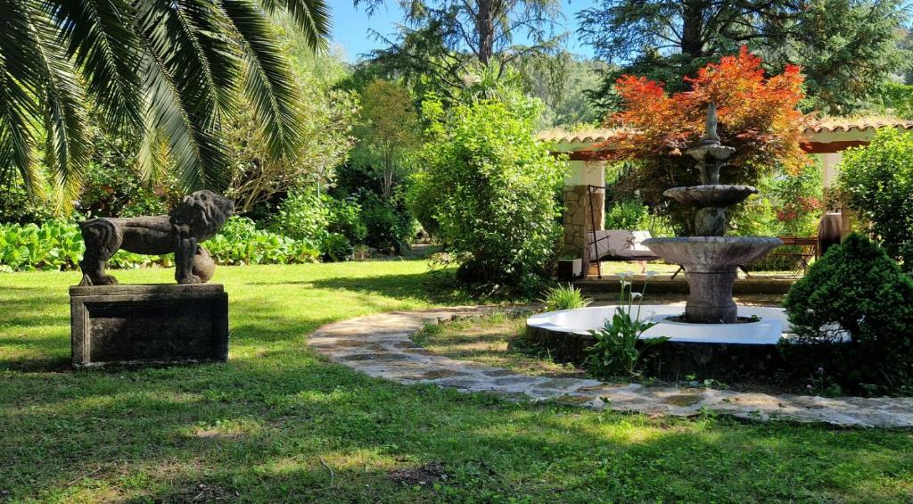 un jardín con una fuente en medio de un patio en Villa Axarquía de Gredos, en Arenas de San Pedro