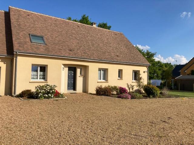 une maison avec une grande allée en face de celle-ci dans l'établissement Maison Le Bel Air à 3km du virage de Mulsanne 9 couchages, à Ruaudin