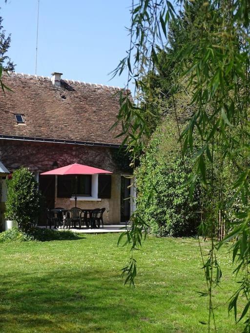 Ogród w obiekcie Moulin de la Follaine Gîte Le logis du meunier