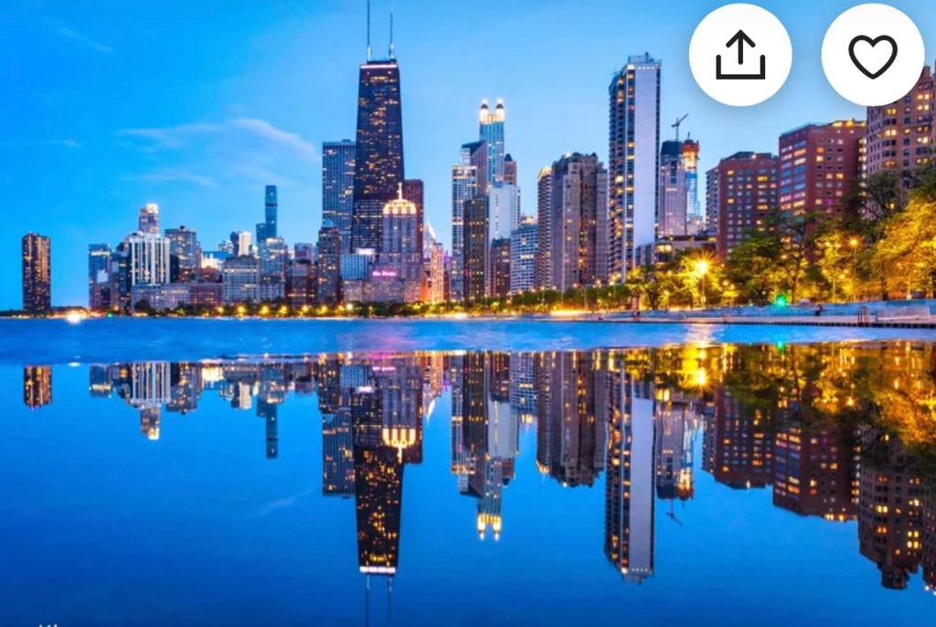 une vue sur la ville la nuit avec une masse d'eau dans l'établissement A Hidden Gem, approx 15 mins to downtown Chicago!, à Chicago