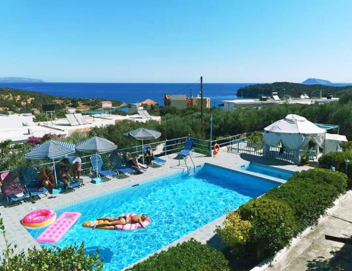 Bazén v ubytování Kassandra Garden Residence nebo v jeho okolí